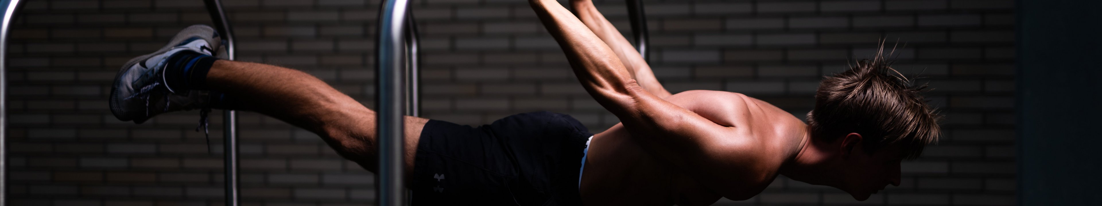 Ein Student treibt Sport im Outdoor-Fitnesspark.