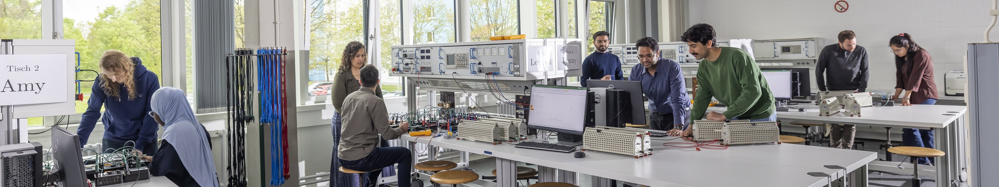 Studierende arbeiten gemeinsam im Elektrotechnik-Labor.