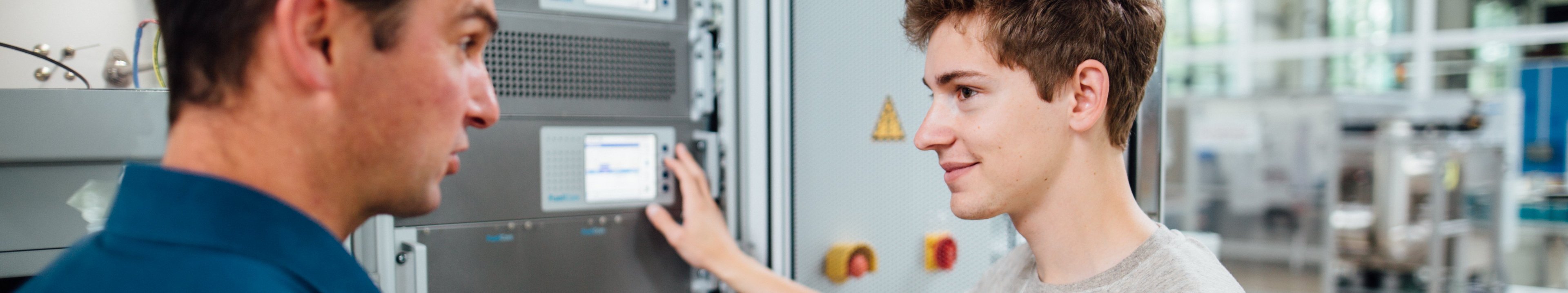 Zwei Personen die sich über ein technisches Gerät unterhalten