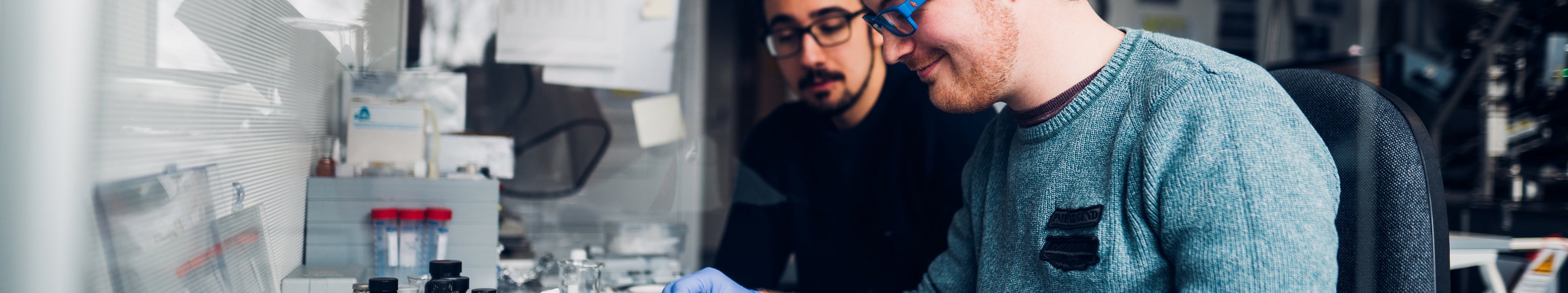 Zwei Personen arbeiten in einem Labor