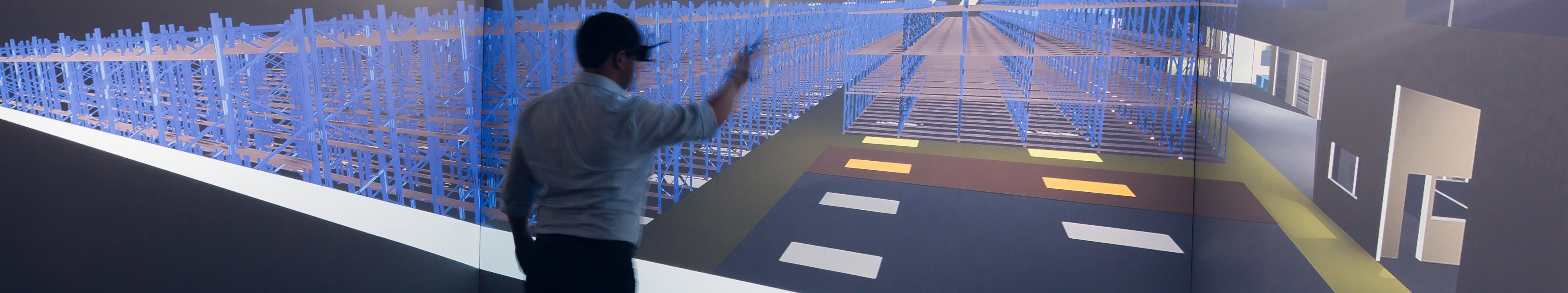 Ein Student steht in einer Simulation im VR-Labor.